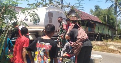 Warga Semakin Kesulitan Air Bersih Babinsa Desa Lakatong Bantu Distribusi Air Bersih