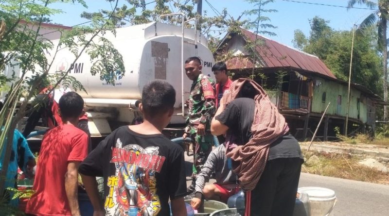 Warga Semakin Kesulitan Air Bersih Babinsa Desa Lakatong Bantu Distribusi Air Bersih