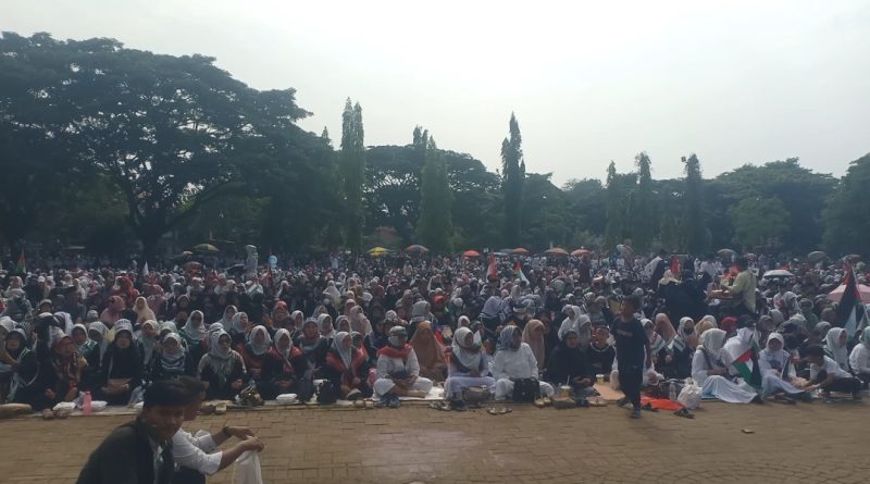 Alun alun Rangkas Bitung di Padati Warga Lebak Medoakan Negara Palestina.