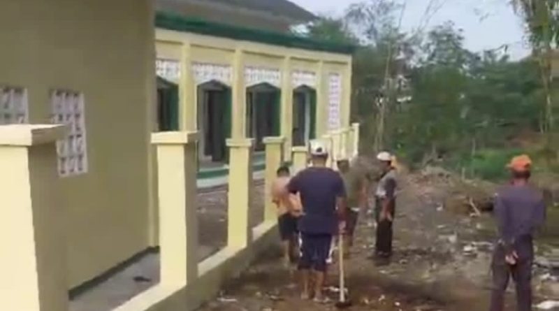 Masyarakat Sukadama Giat Gotong Royong Bersihkan Halaman Mesjid