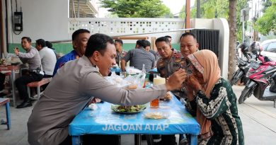 Raut Wajah Bahagia Nenek Nengti, Daganganya Habis Dibeli dan Di Hantar Pulang Oleh Kapolres Cirebon Kota