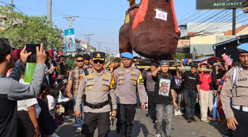 Polresta Cirebon Amankan Arak-arakan Memayu Buyut Trusmi