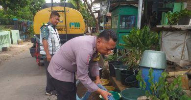 Aksi nyata Bhabinkamtbmas Argasunya Polsek Seltim Terjun langsung Pembagian Air Bersih