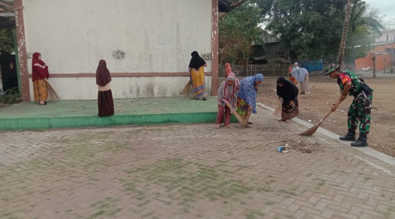 Peduli Kebersihan Lingkungan, Babinsa Ajak Warga Bersihkan Lapangan Dan Posyandu