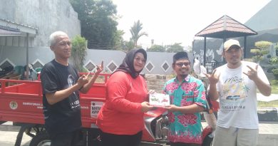 Caleg DPR-RI Partai PDIP Jabar VIII No Urut 6 Vindy Faradilah SE Serahkan Bantuan Motor Roda Tiga