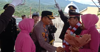 Upacara Wisuda Purna Bakti Polres Morowali DiWarnai Dengan Penyerahan Tanda Penghargaan Dan Kenang-Kenangan