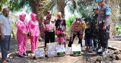 Polres Morowali Santuni Korban Kebakaran DiTopogaro Berupa Uang Tunai Dan Paket Sembako