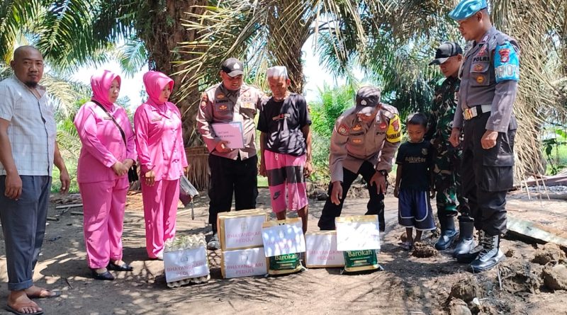 Polres Morowali Santuni Korban Kebakaran DiTopogaro Berupa Uang Tunai Dan Paket Sembako