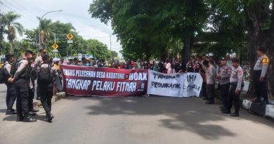 Tak Terima di Fitnah, Ratusan Warga Desa Kadatong Demo di Depan Kantor Bupati dan DPRD Takalar  TAKALAR-Ratusan keluarga dan warga Desa Kadatong, Kecamatan Galesong Selatan (Galsel) melakukan aksi unjuk rasa di depan Kantor Bupati dan Gedung Dewan Perwakilan Rakyat Daerah (DPRD) Takalar, Selasa (05/12/2023).  Aksi ini dia lakukan lantaran Kepala Desa Kadatong, Abdul Rauf, di fitnah telah melakukan pelecehan seksual terhadap warganya yang merupakan keluarga dari Kepala Desa.  “Apa yang telah dilaporkan ke Polres Takalar oleh perempuan yang mengaku dirinya telah dilecehkan oleh Kepala Desa Kadatong, itu semua fitnah dan harus Polres Takalar menangkap aktor-aktor politik yang ada dibelakangnya sebagai dalang politik kotor karena kekecawaan kalah pada saat Pemilihan Kepala Desa (Pilkades) lalu,” tegas Qadri  Amir.  Sedangkan Hamzah Daeng Limpo menegaskan bahwa rata -rata warga yang ikut aksi Demo adalah perempuan dan seandainya Kepala Desa Kadatong melakukan pelecehan maka tidak menutup kemungkinan perempuan mau ikut aksi demo dan ini semua mendukung kepala desa Kadatong karena tidak terima dirinya di fitnah oleh oknum yang tidak bertanggung jawab, tambah Hamzah Daeng Limpo.  Hal ini juga disikapi oleh aktivis Sulsel, Iwan. Dia meminta kepada Pj Bupati Takalar, Aswad Setiawan untum tidak semerta-merta menerima aspirasi yang tidak benar. Samahalnya dengan penyidik Polres Takalar untuk tidak melakukan rekayasa penyelidikan yang terkesan memaksakan yang salah di benarkan dan yang benar di salahkan, pinta Iwan.  “Pastinya kami juga mengawal ini persoalan yang terjadi di Desa Kadatong dan besar kemungkinan  ini kami duga sangat politis. Sebab kejadiannya dibulan juni lalu dan yang mengaku korban melapor di Polres Takalar di bulan november,” tegas Iwan.  Sementar Kades Kadatong, Abdul Rauf mengatakan dirinya telah difitnah dan menegaskan bahwa dirinya tidak pernah melakukan perbuatan pelecehan seksual terhadap korban sehingga dia juga telah melaporkan ke Polres Takalar terkait pencemaran nama baiknya, ucap Abd Rauf ke Rakyatsulsel beberapa hari yang lalu.