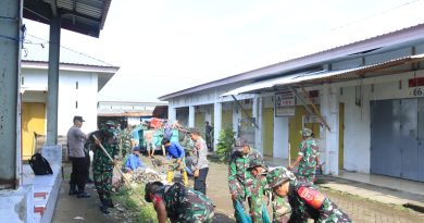 Personel Kodim Takalar Gerebek Sampah Pasar Sentral Takalar Dan Saluran Air