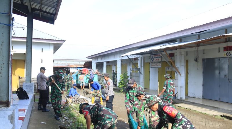 Personel Kodim Takalar Gerebek Sampah Pasar Sentral Takalar Dan Saluran Air