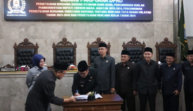 DPRD Gelar Paripurna Pemberhentian Bupati dan Wakil Bupati Cirebon