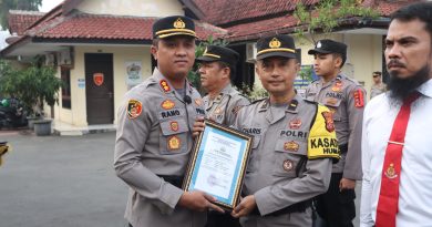 Berprestasi, 8 Personel Humas Polres Cirebon Kota Mendapat Penghargaan Kapolres Ciko