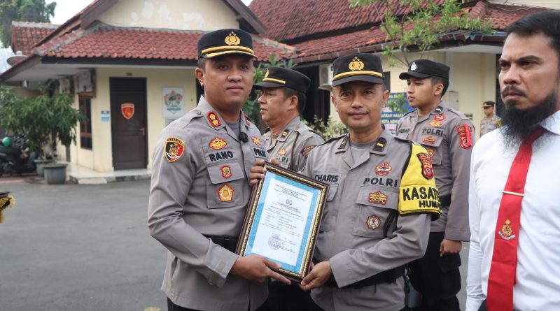 Berprestasi, 8 Personel Humas Polres Cirebon Kota Mendapat Penghargaan Kapolres Ciko