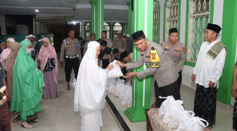 Kapolres Cirebon Kota Bersama Dandim 0614 Laksanakan Sholat Subuh Berjamaah Bersama Masyarakat Harjamukti