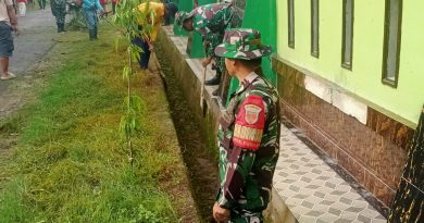 Hadirkan Lingkungan Bersih, Koramil 1426-06/Mapsu Ajak Masyarakat Kerja Bakti Bersihkan Saluran Air