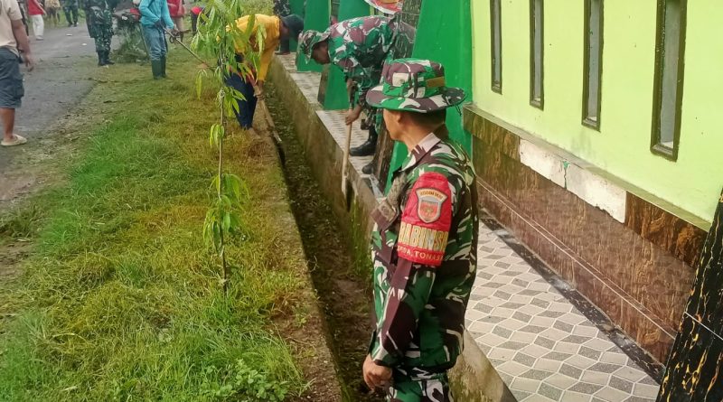 Hadirkan Lingkungan Bersih, Koramil 1426-06/Mapsu Ajak Masyarakat Kerja Bakti Bersihkan Saluran Air