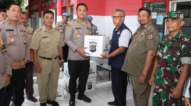 Pastikan Sarana dan Prasarana Aman, Kapolres Cirebon Kota Tinjau Gudang Logistik KPU Kecamatan Gunung Jati