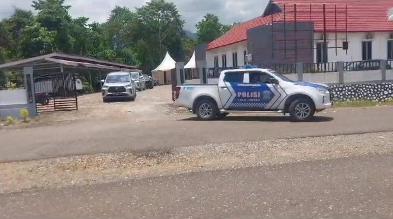 Personel Polres Morowali Kawal Ketat Kotak Suara Hasil Rekapitulasi Menuju Kantor KPU Provinsi Sulteng