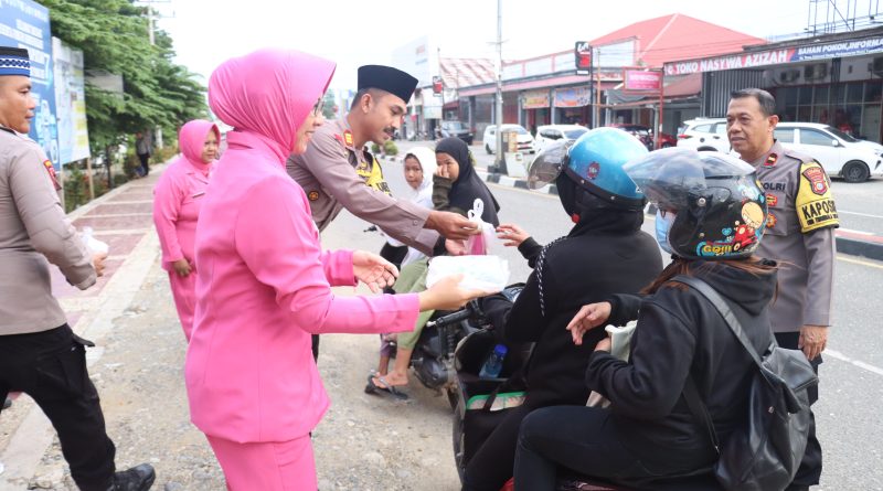 Hari Pertama Bulan Suci Ramadhan 1445 H,Polres Morowali Polda Sulteng Bagi Takjil Kepada Masyarakat Morowali
