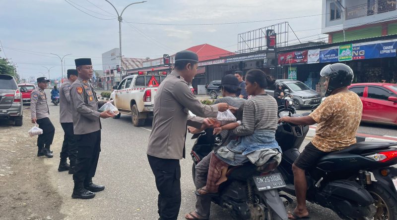 Di Hari Kedua,Bulan Suci Ramadhan 1445 H,Polres Morowali Kembali Membagikan Takjil Geratis Ke Pengendara Kendaraan ra