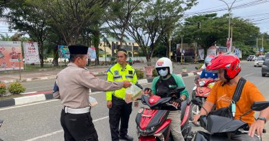 Jelang Buka Puasa,Satlantas Polres Morowali Bersama Bhayangkari Bagikan Takjil