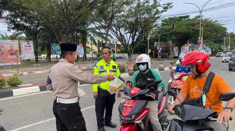 Jelang Buka Puasa,Satlantas Polres Morowali Bersama Bhayangkari Bagikan Takjil