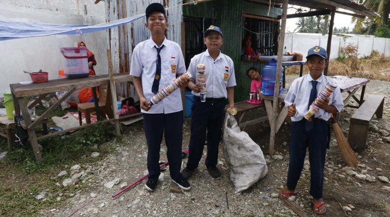 Bocil Berseragam Putih Biru Di Ajak Peduli Sampah