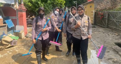 Pasca Banjir, Polwan Polresta Cirebon Kerja Bakti Bantu Warga Bersihkan Fasilitas Umum di Desa Sidaresmi