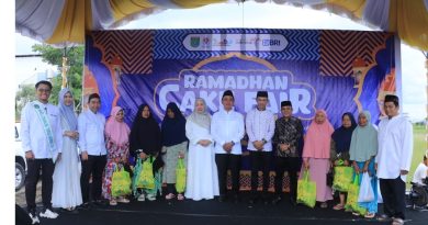 Abdul Rahim, Anggota DPRD Tanah Bumbu, Menyemarakkan Pembukaan Ramadhan Cake Fair di Depan Pasar Minggu”