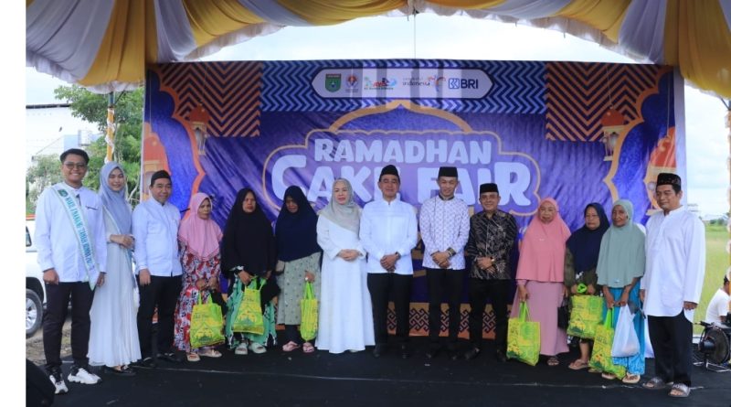 Abdul Rahim, Anggota DPRD Tanah Bumbu, Menyemarakkan Pembukaan Ramadhan Cake Fair di Depan Pasar Minggu”