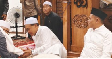 Anggota DPRD Tanah Bumbu dan Ketua Fraksi PKB, Hasanuddin Murad, Meriahkan Safari Ramadhan di Masjid Apung Ziyadatul Abror”