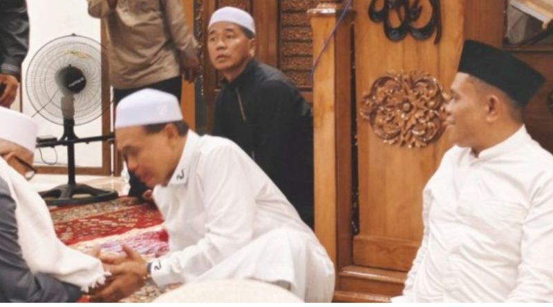 Anggota DPRD Tanah Bumbu dan Ketua Fraksi PKB, Hasanuddin Murad, Meriahkan Safari Ramadhan di Masjid Apung Ziyadatul Abror”