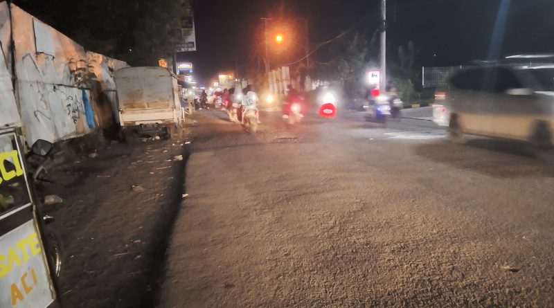 Ini Ungkap Pedagang Saci : Hampir Setiap Hari Pemotor Jatuh Akibat Jalan Berlobang 