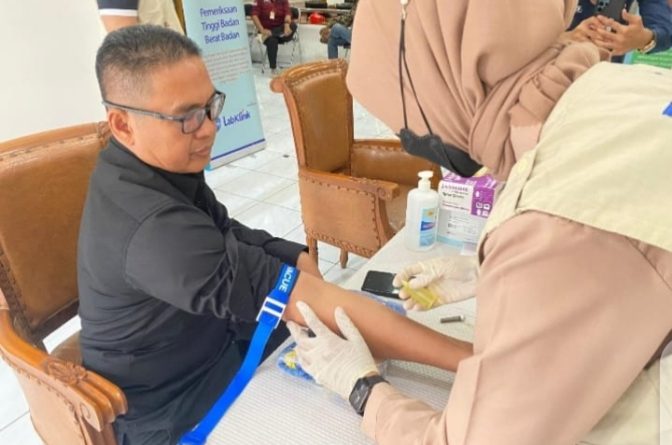 Pimpinan dan Anggota DPRD serta Pegawai Sekretariat DPRD Purwakarta Melaksanakan MCU.