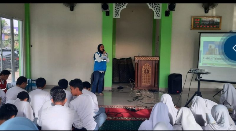 Perkenalkan PLN Mobile & IT PLN Gunung Putri Kunjungi SMAN 2 Kab.Bogor.