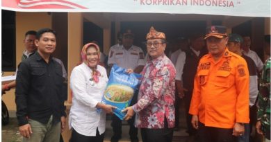 Bupati Imron Tinjau Desa Ambit dan Berikan Bantuan Pascabanjir