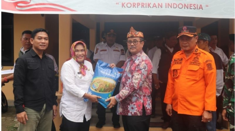 Bupati Imron Tinjau Desa Ambit dan Berikan Bantuan Pascabanjir