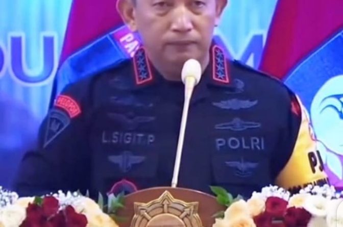 Viral!!! Sikap Terpuji dan Toleransi Kapolri Hentikan Arahan Saat Terdengar Adzan