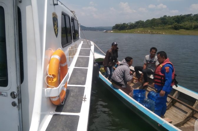 Gelar Patroli Perairan, Satpolairud Polres Purwakarta Sosialisasikan Operasi Pekat Selama Ramdhan