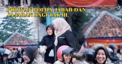 Raih Berkah Ramadhan, Polwan Polda Jabar Bagi Bagi Takjil Gratis Kepada Masyarakat Pengguna Jalan.