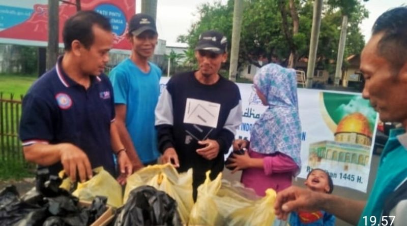 “Berbagi Itu Indah ” SMSI Kabupaten Cirebon Bersama Bank Indonesia (BI) Bagi 300 Takjil di Bulan Suci Ramadhan , Semoga Berkah”