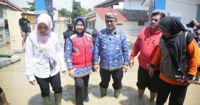 Tinjau Korban Banjir, Bupati Cirebon Imron Berikan Bantuan