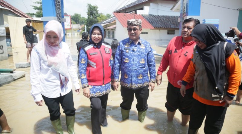 Tinjau Korban Banjir, Bupati Cirebon Imron Berikan Bantuan