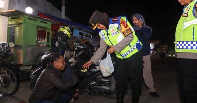 Kapolresta Cirebon Bagikan Vitamin dan Beri Ucapan kepada Istri Pemudik yang Berulang Tahun