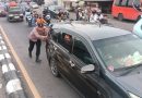 Aksi Sigap Personel Pos Pam Polresta Cirebon Bantu Mobil Pemudik Yang Mogok di Palimanan