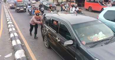 Aksi Sigap Personel Pos Pam Polresta Cirebon Bantu Mobil Pemudik Yang Mogok di Palimanan