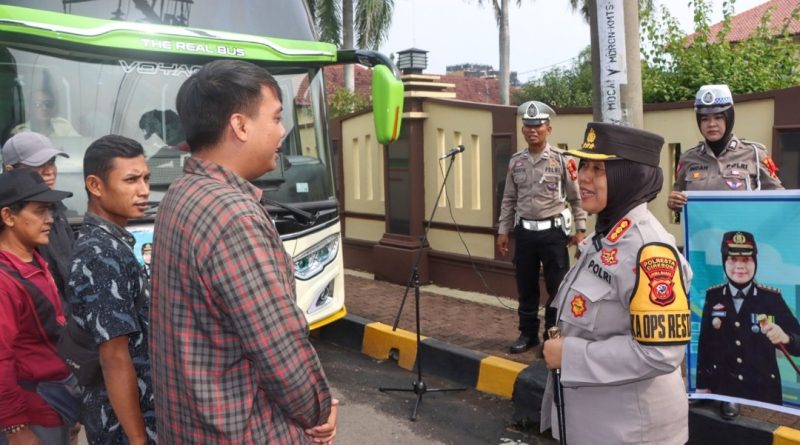 Kapolresta Cirebon Lepas Pemberangkatan Mudik Gratis ke Semarang