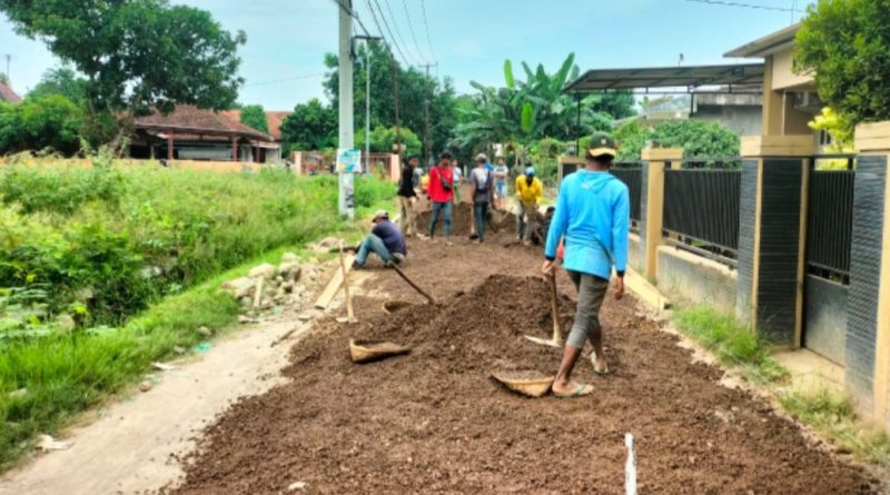 Ada Apa Saat Akan Dikonfirmasi Terkait Proyek Kades Jatimerta Terkesan Menghindar