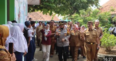 Kapolresta Cirebon Berikan Penyuluhan Kamtibmas kepada Siswa SMPN 1 Pasaleman dan SMPN 1 Waled